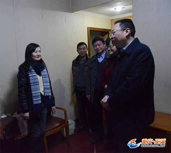 县领导看望2013年度感动巫溪十大人物