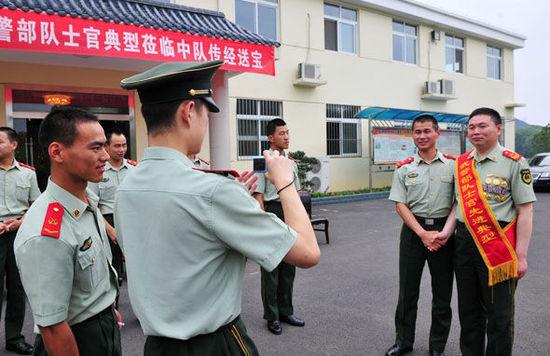 战士也"追星" 武警士官先进典型报告团进湖北总队