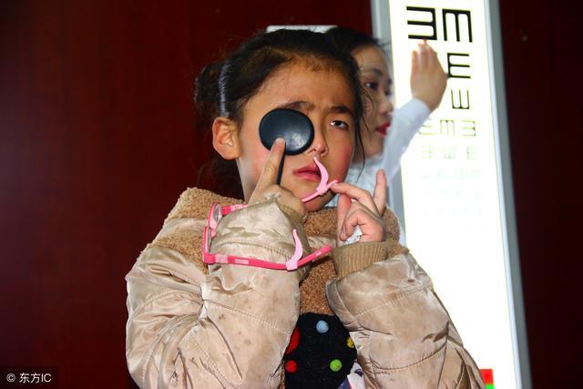 女孩5岁近视300度除了看电视玩ipad这个重要原因家长忽视了