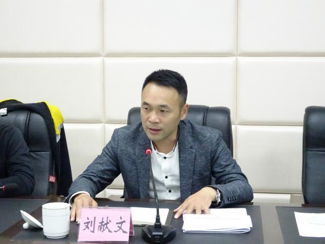 世相 咱们嘉陵这边的区委常委,宣传部长刘献文也从脱贫攻坚的一线赶了