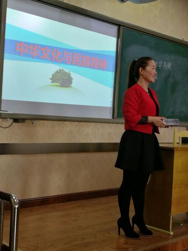 拜泉县第三中学郭鸿灵老师在做示范课.