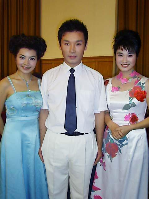 我记得刘和刚与某教授的女儿结过婚的,女方不是战扬