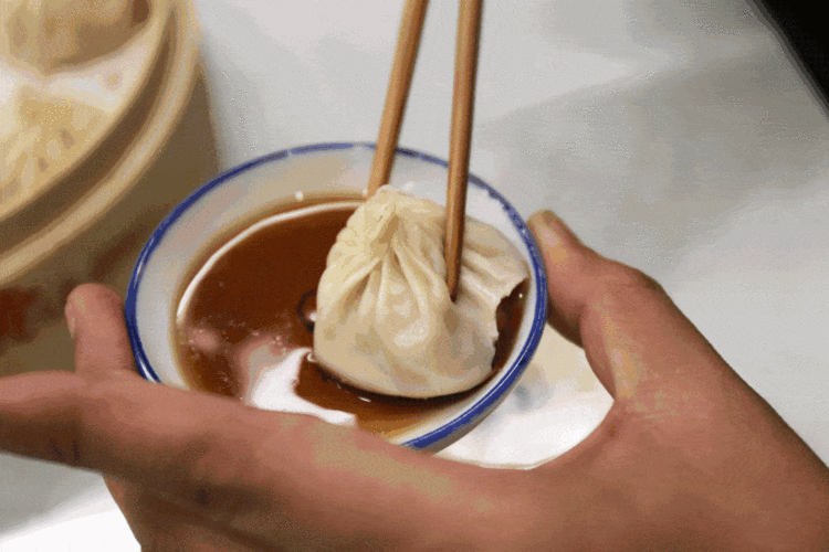 金华汤包素有"金华第一点"的美誉,也是中国南方小吃汤包中的佼佼者.