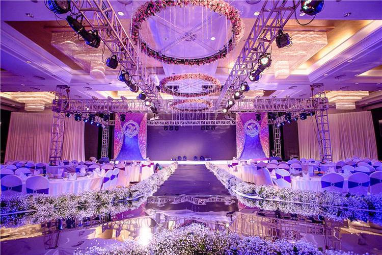 14年后,他们步入婚礼殿堂,将这场最美年华的爱恋进行到底!婚礼现场