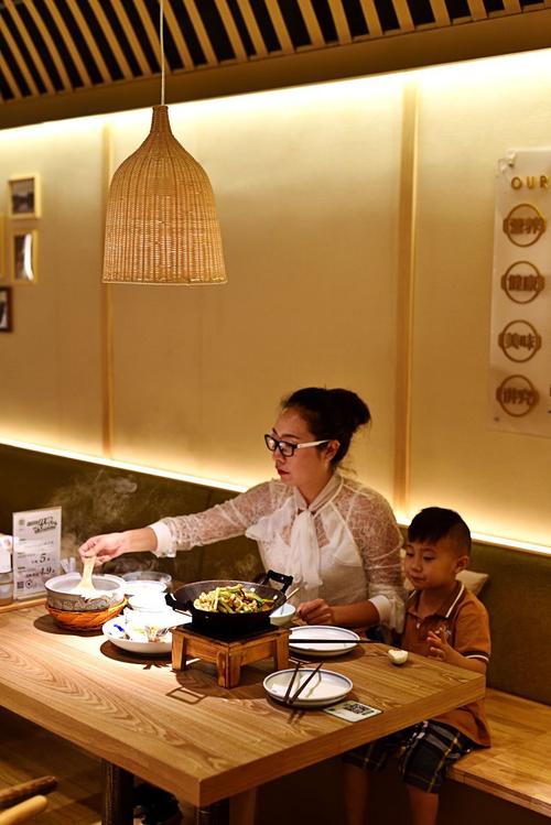 2004年开业的第一家吴家粥铺,坐落于扬州瘦西湖畔.