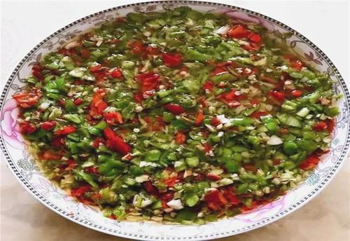 p>辣酱拌青椒是一道美食,主料为辣椒(青,尖)500克. /p>