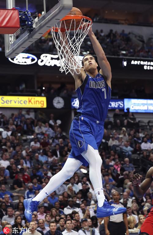 高清图:奇才负小牛 霍华德严防东契奇飞身上篮