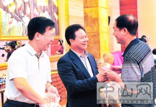 汤炳权回乡与中山历届老领导共贺新中国华诞