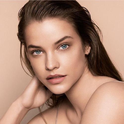 2012年2月,她成为巴黎欧莱雅的大使.