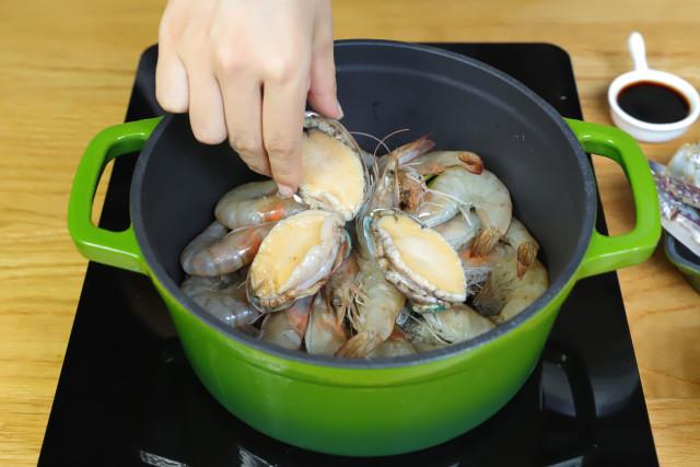 易食谱 | 铸铁锅海鲜煲