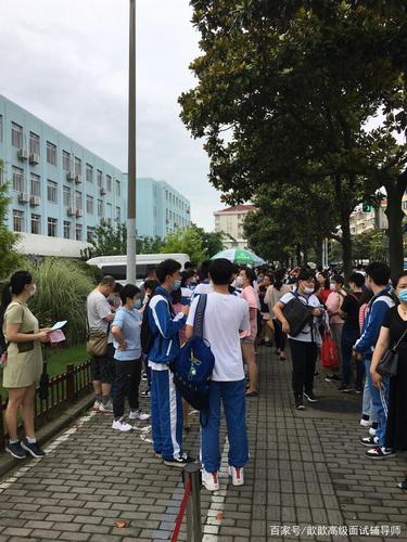 中考开考了,浦东川沙侨光中学考点外随拍
