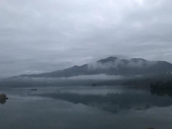 山上雾气蒙蒙的,和课文里写的「要是下起蒙蒙细雨,日月潭好像披上轻纱