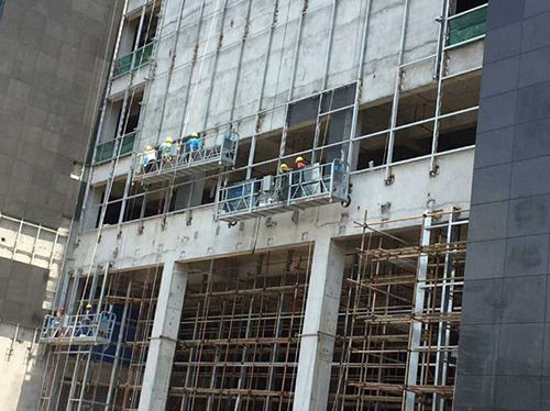 玻璃幕墙安装施工现场