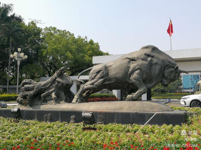 象征奋力开拓的特区建设者,成为改革开放,开拓创新的深圳精神