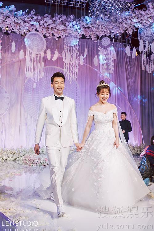 陈紫函戴向宇答谢宴不忘慈善二人被催早生贵子