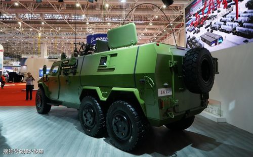 还以为悍马翻版?三轴六轮的猛士装甲车,已经进化成"吉普炮"