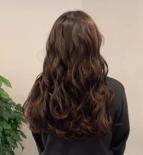 2022年最火韩式慵懒风大波浪烫发上线 关注《发型图片库》,每天分享好