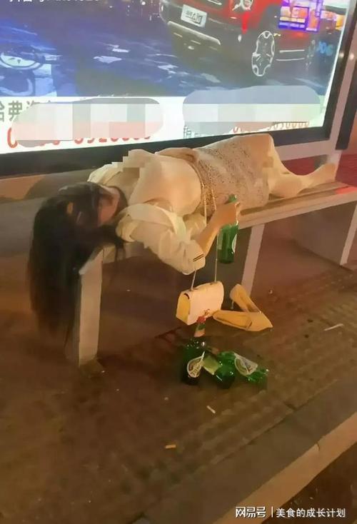女子喝醉躺在公交车站椅子上睡了三个小时,路过的行人发现后,翻出女子