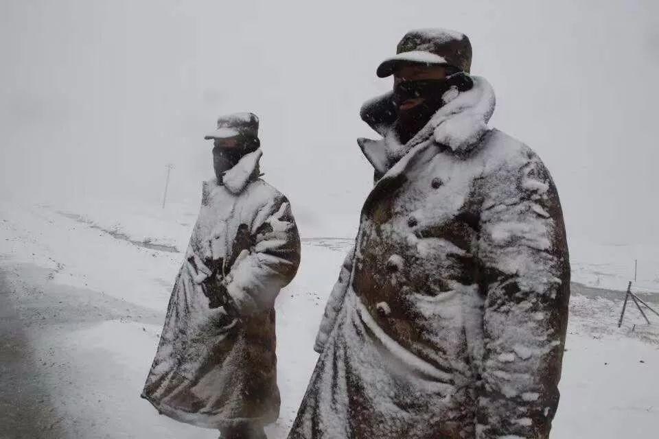 突然天降大雪   我和战友一起在车队前方警戒 @绿军装下的雪人战士