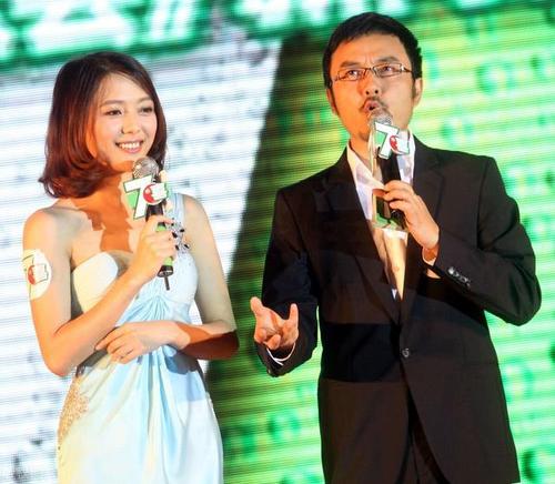 杨乐乐:湖南卫视当家女主持,魅力不简单,穿白色蕾丝裙