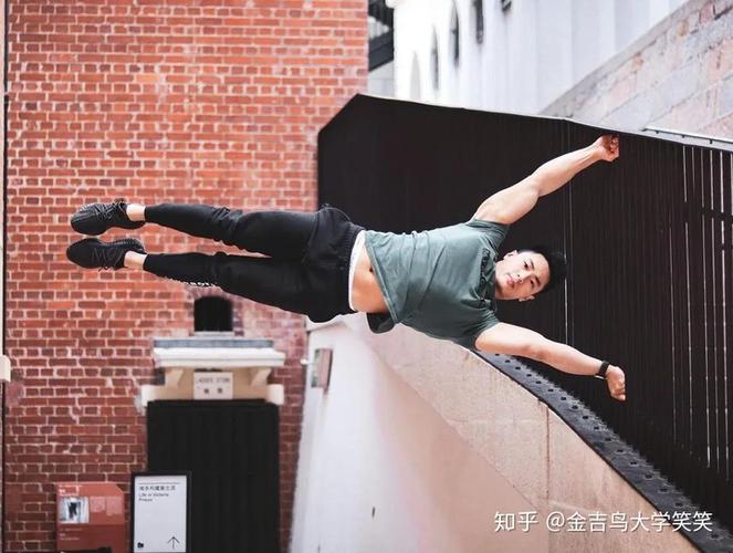 街健小哥身材太好在地铁被偷拍脱衣后网友更是炸了