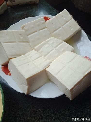 主要食材有:新鲜水豆腐,五花肉,葱,鸡蛋一个,蚝油,生抽,食盐,少许水