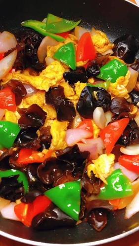 家常下饭菜,简单又好吃的家常菜,洋葱鸡蛋炒木耳.做法