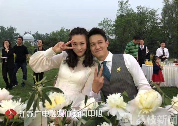 在昨晚的彩排宴会上,新郎杨臻博还特地为惠若琪献唱《南方姑娘》,现场
