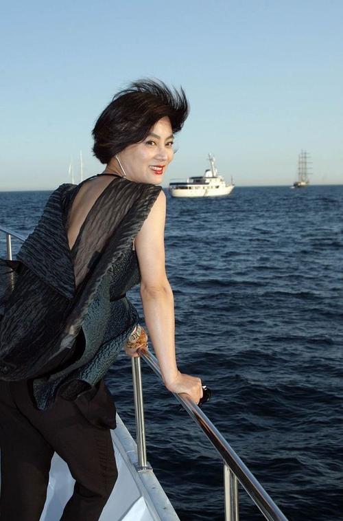 李玲玉都到奶奶年龄了,还穿露背裙秀身材,配蝴蝶结手套挺娇嫩