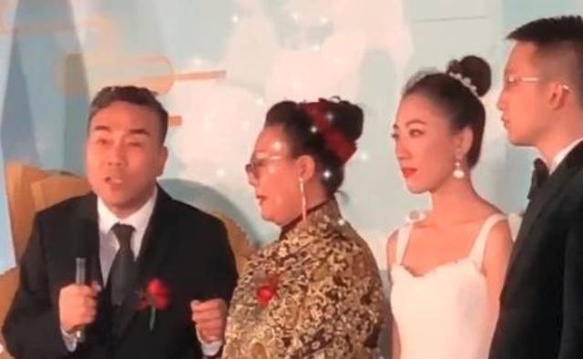 相声名家杨议女儿大婚,郭德纲送视频祝福,台下主流演员低头吃菜