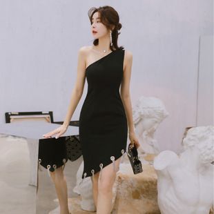 黑色斜肩连衣裙