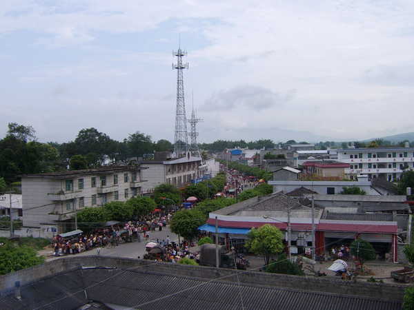 乡村概况:弄璋镇地处大盈江南岸,地势东南高,西北低.