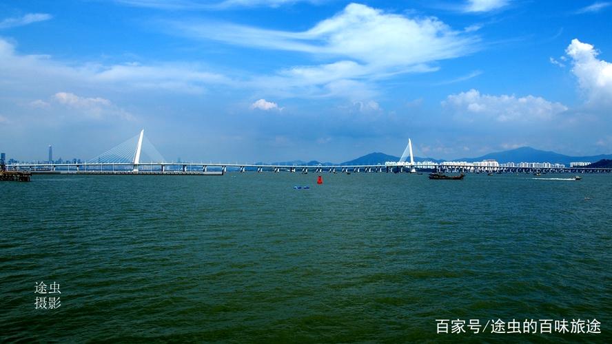 碧海蓝天,青山高楼,深圳湾大桥一桥连通深圳香港,是深港大通道