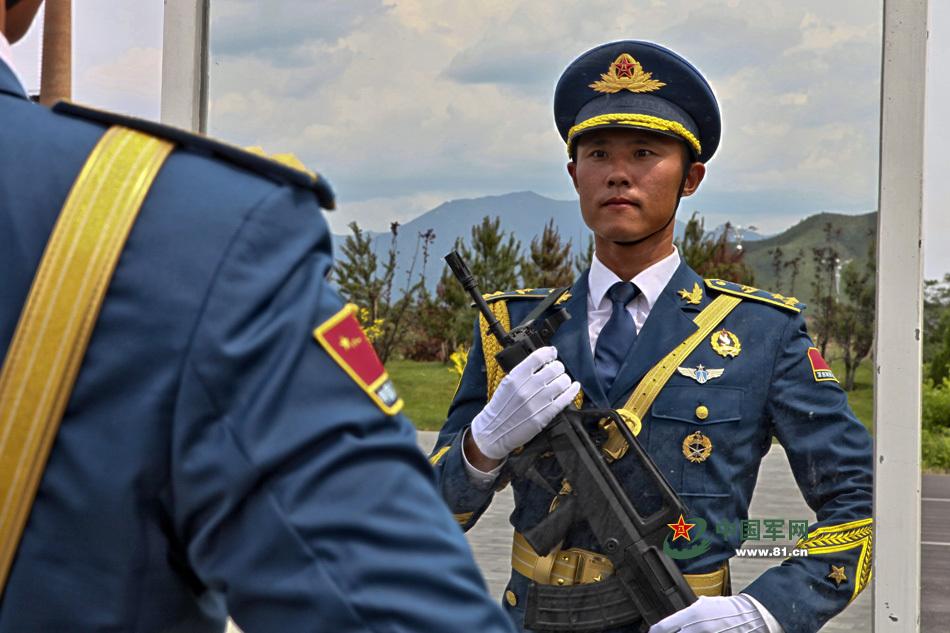 三军仪仗队军旗组为阅兵6个月训练踢4千多公里_高清图集_新浪网