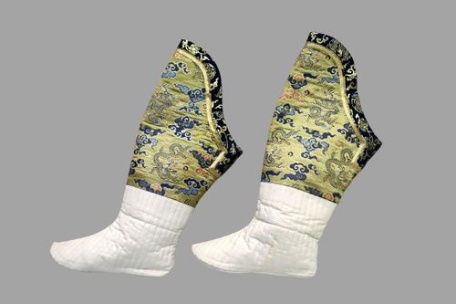 故宫所藏皇帝的袜子多以金缎为边,通绣纹彩.1879
