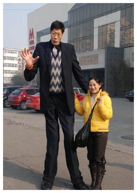 和身高2米42的"巨人"结婚,婚后多年无子,妻子表示不方便