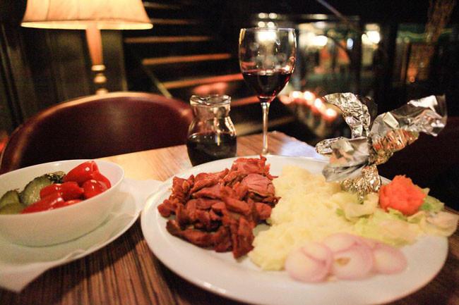 罗马尼亚风格的菜:羊肉配土豆和酸菜