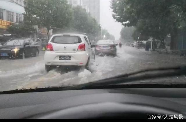 为有效应对急雨路滑和争道抢行引发的交通事故和交通拥堵,交警大队