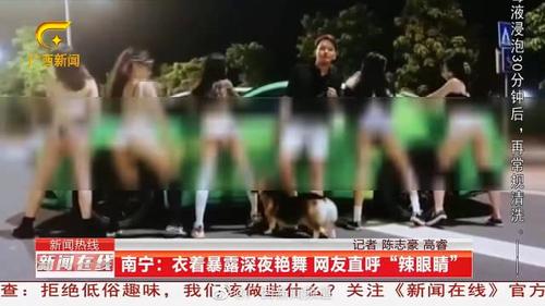 旁边还有人负责指导,拍照 场面不堪入目 目前 交管部门已介入调查
