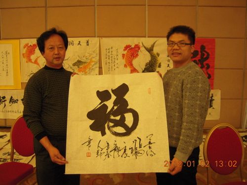 来自牵善缘书画名家赵人勤及陈洪作品在学习型中国世纪成功论坛现场
