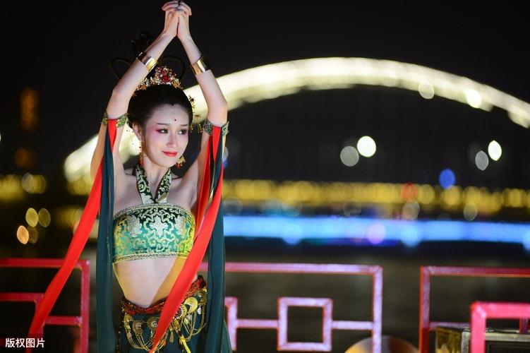 兰州"飞天小姐姐"爆红全网,宛如从壁画中走出来