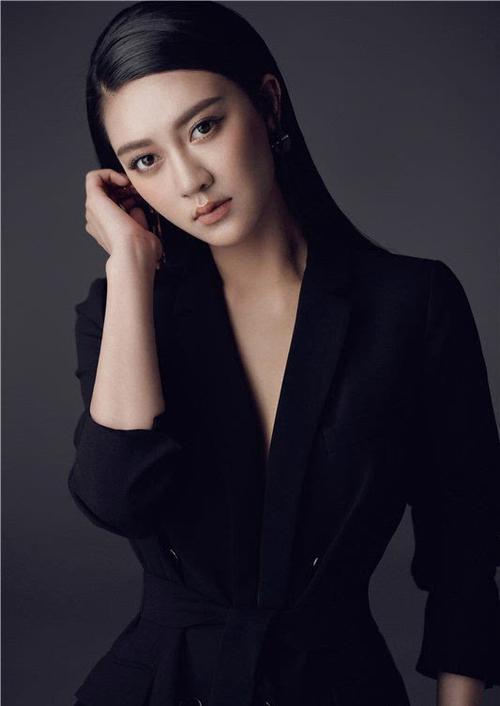 冷艳美女逯恣祯中性西装大秀曼妙好身材
