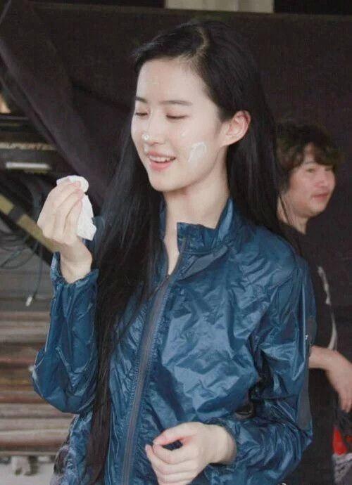 盘点12位女明星素颜照景甜很清纯迪丽热巴底子好谢娜很意外