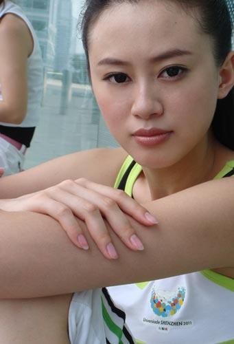 图文:戴菲菲深圳拍运动写真 第一美女表情严肃