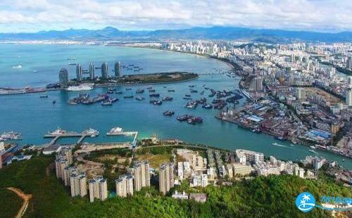 关于三亚的禁飞区:三亚湾附近有一军用机场,飞直升机的;还有某大型