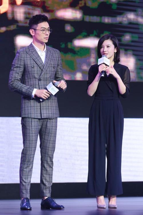 1/ 12 杨子姗现身上海宣传新剧《赖猫的狮子倒影》 光影间的杨子姗