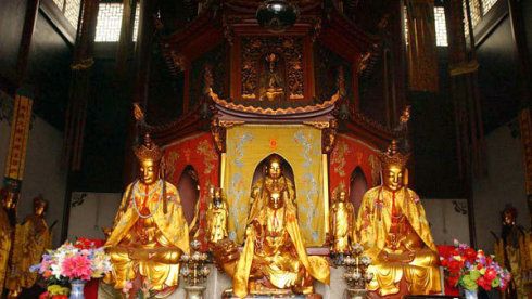 唐至德初年,被当地百姓发现在深洞中苦修,为苦行精神所感动,修建寺院