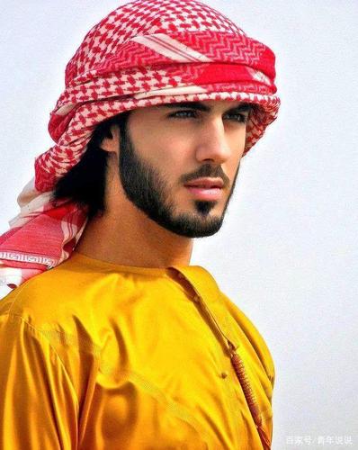 他是一名阿拉伯男模,因长相太帅被国家驱逐,现在发展