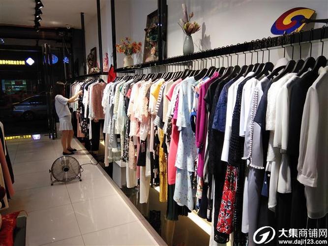 望城区成熟小区临街140㎡进口高档服装店优价转让