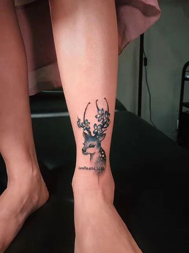 女生脚踝处漂亮梅花鹿纹身图签